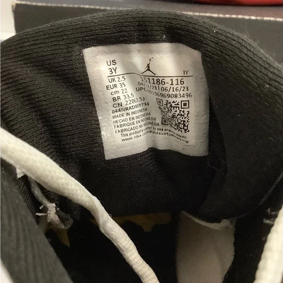 Air Jordan 12 Cherry Kids Size 3y - Picture 8 of 9